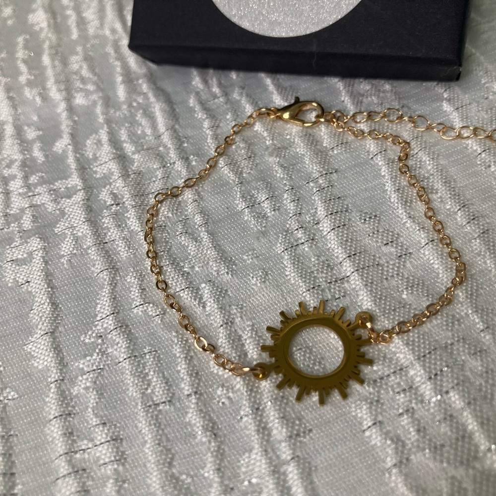 Antian Accessories™ Gold Sun Bracelet Minimalist Stainless Steel - Picture 3 of 5